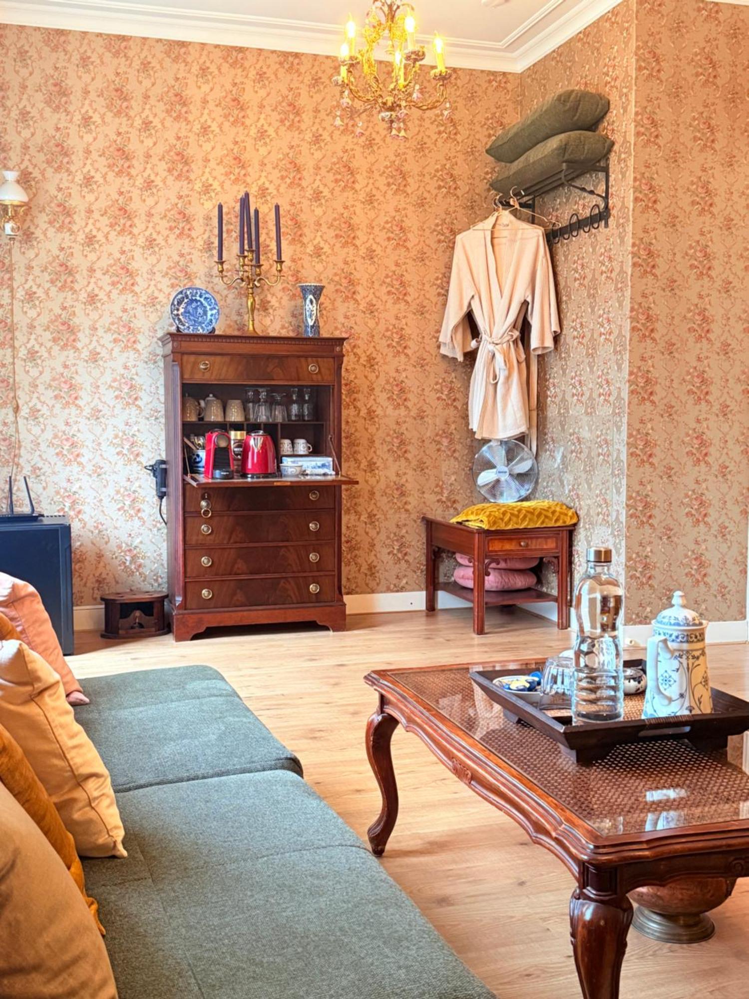 Luxurious Classical Dutch Styled Room In City Centre Of The Hague - Home Stay Bagian luar foto