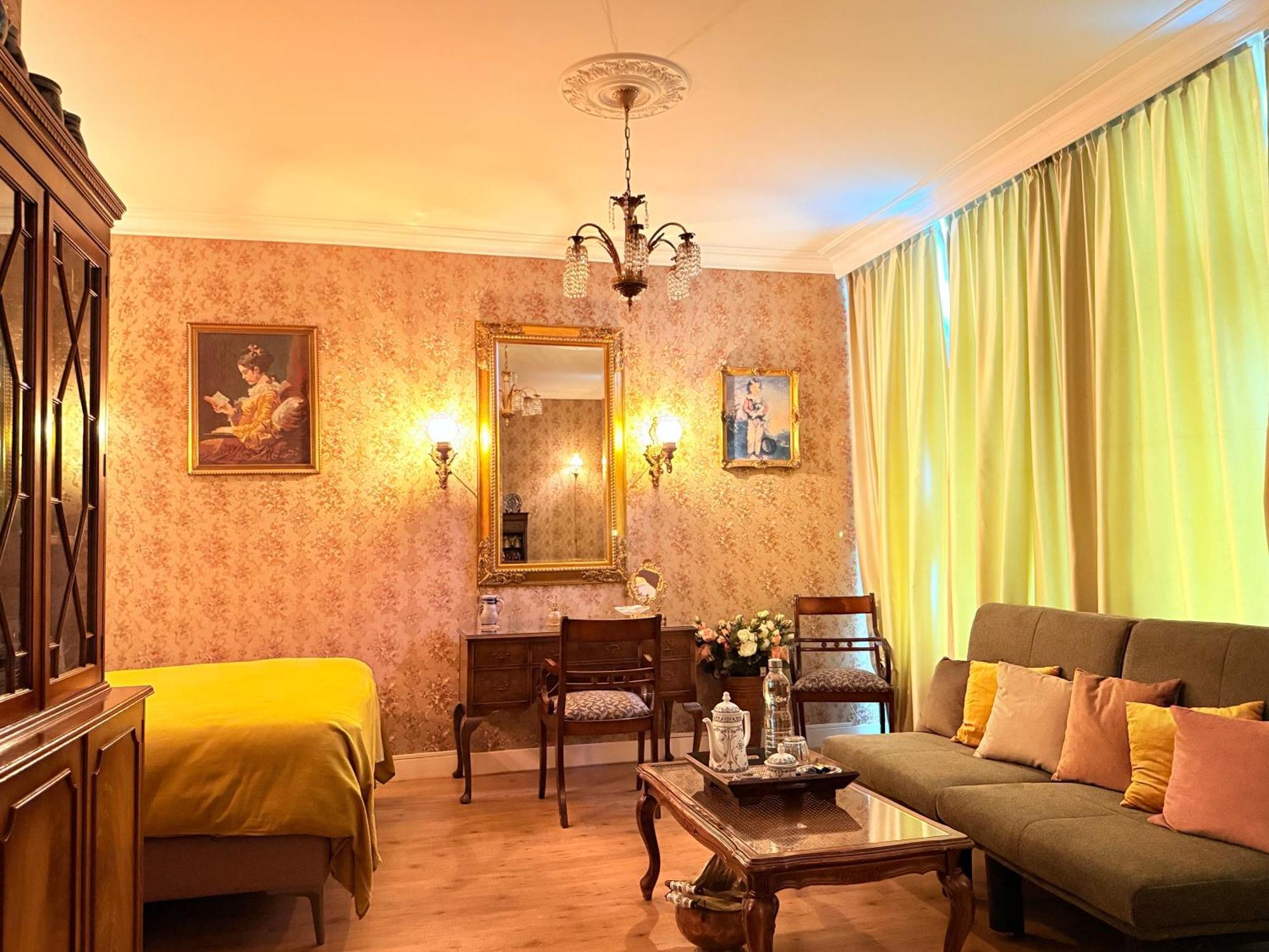 Luxurious Classical Dutch Styled Room In City Centre Of The Hague - Home Stay Bagian luar foto
